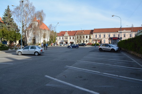 Parkovné sa neujalo. Námestie zíva prázdnotou