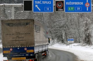 Sneženie skomplikovalo aj dopravu, horský priechod Donovaly museli pre nákladiaky uzavrieť