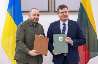 Výrobu ukrajinských dronov Paľanycia bude financovať Litva, Umerov podpísal memorandum s tamojším ministrom obrany